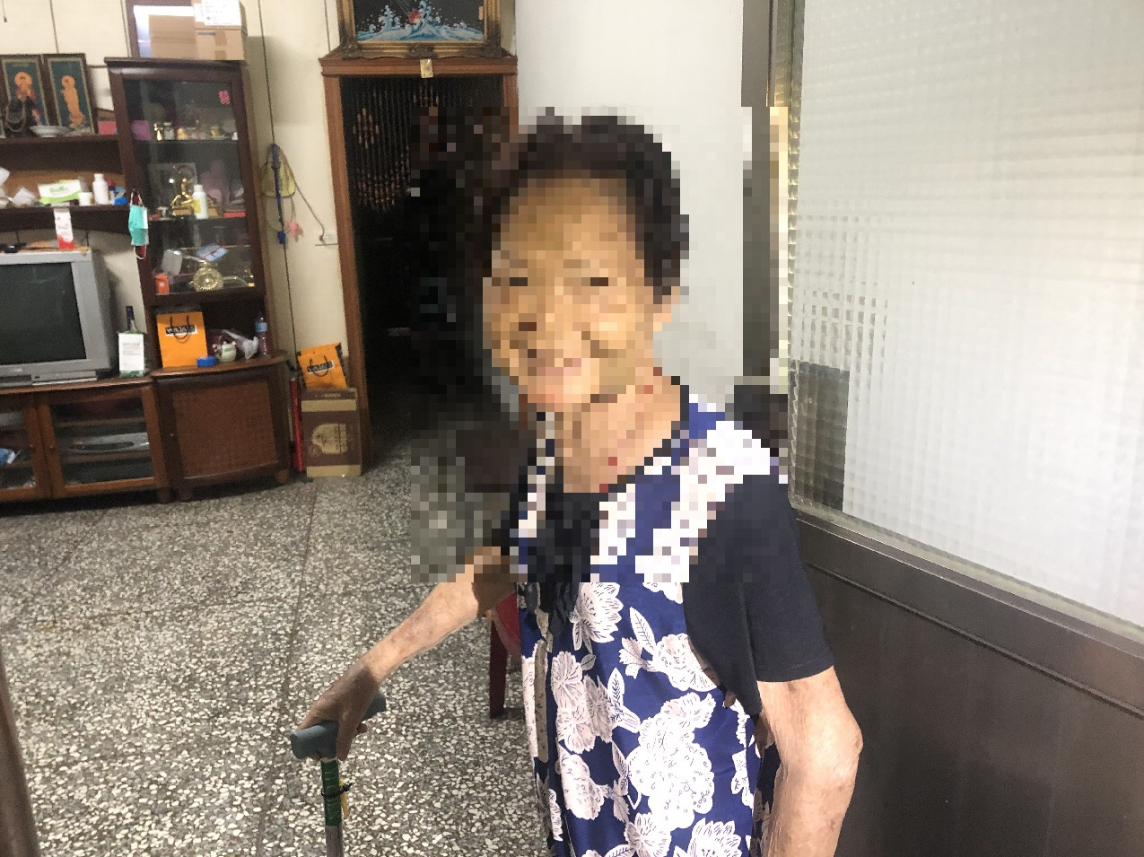 員警直接開車將老婦人送回家中,老婦人家屬非常感謝員警的暖心幫忙 (圖/台中霧峰分局 提供)