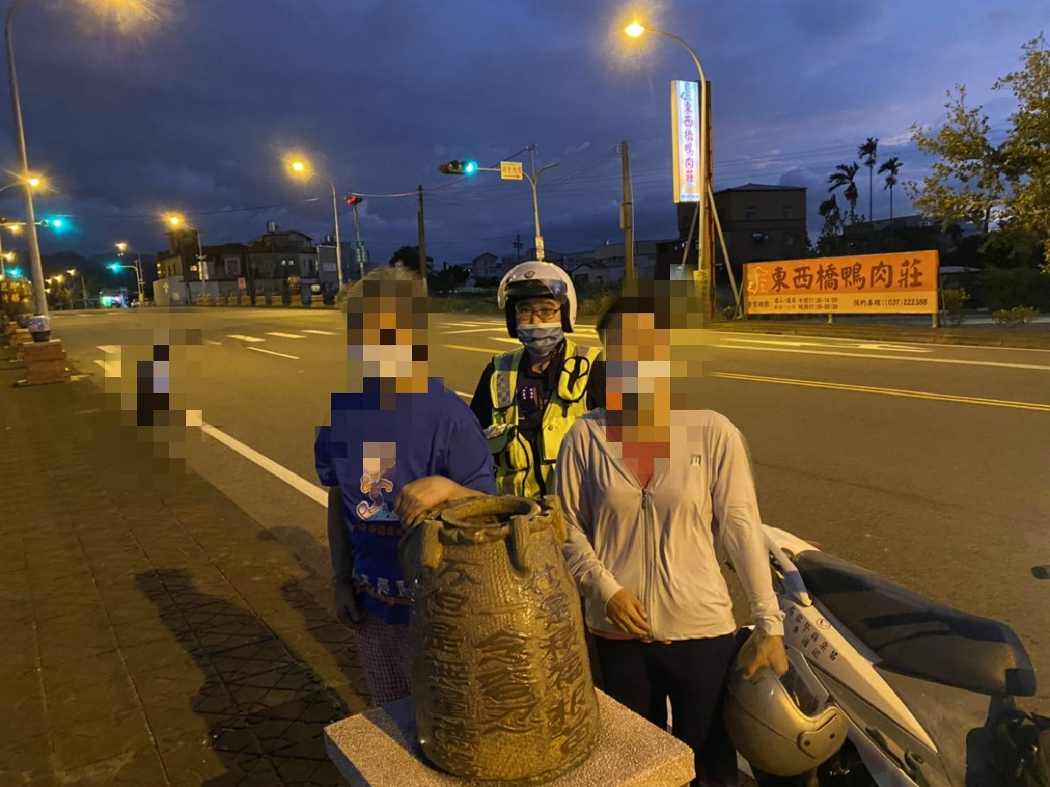 ▲家屬見老婦安然無恙喜極而泣,對警方全力動員且迅速尋獲,表達萬分感謝之意 (圖/苗栗縣警察局 提供)