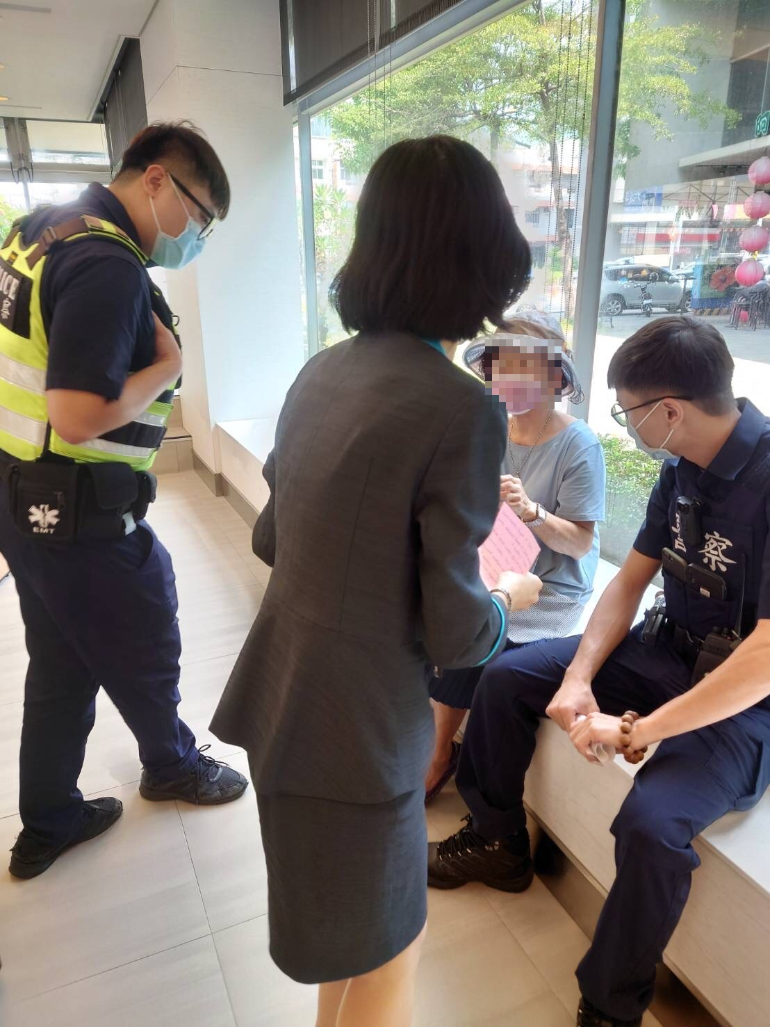 ▲警方與銀行人員合力耐心勸說,理性分析並分享許多詐騙案處置經驗後,劉姓婦人才恍然大悟驚覺受騙,保住積蓄 (圖/台中霧峰分局 提供)