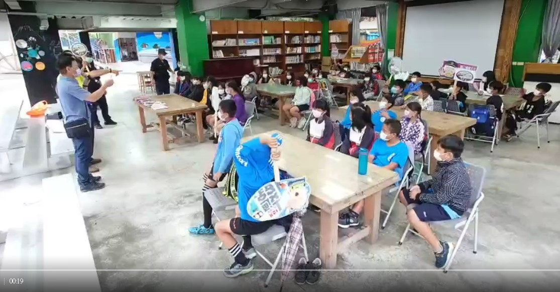 ▲象鼻國小校長葉文杰同時以國語及原住民母語向學生宣導交通安全,更透過有獎徵答讓孩童們積極參與,無形中更了解交通安全知識 (圖/苗栗縣警察局 提供)