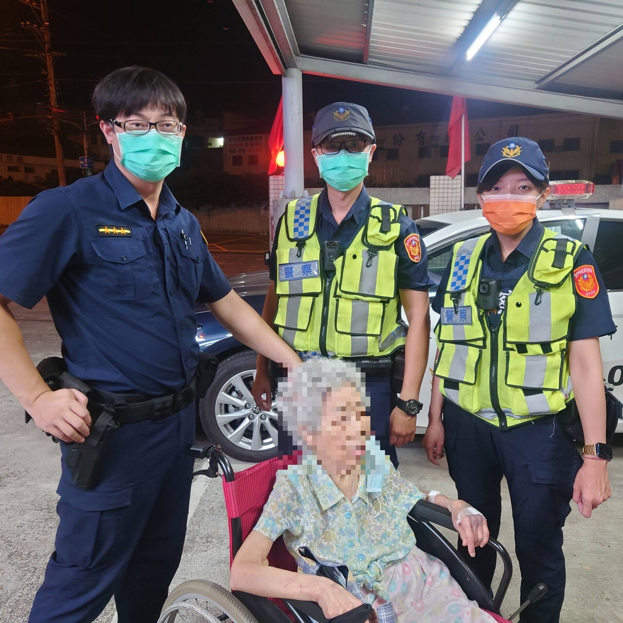 ▲員警排除萬難,終於平安護送阿嬤返家。 圖為阿嬤回家前與仁化派出所員警合影 (圖/台中霧峰分局 提供)