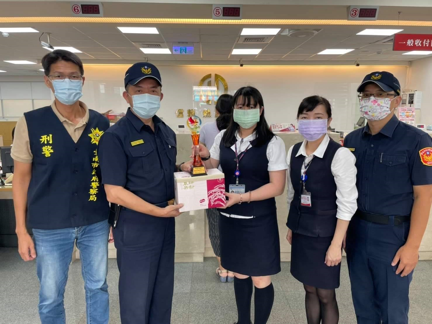 ▲八月份各超商、金融機構通報南警六分局攔阻詐騙共8件,分局長陳錦文親赴各金融機構頒贈獎座與禮品給第一線阻詐有功行員 (圖/台南市警察局 提供)