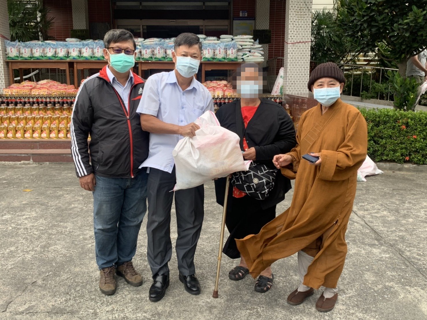 ▲新秀地區弱勢民眾從釋見蓮師父手上領過愛心物資,臉上布滿暖心的笑容 (圖/花蓮縣警察局 提供)