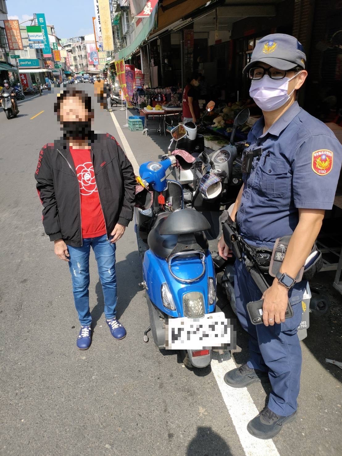 ▲原來是自己記錯停車位置! 在員警陪伴找到愛車後,吳姓老婦人不好意思的直向員警道謝 (圖/屏東縣警察局 提供)