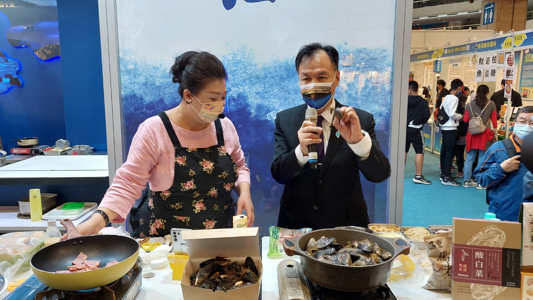 ▲圖:蔡季芳老師與連江縣長劉增應(右)一同使用馬祖最特色食材入菜料理。(圖/連江縣政府提供)
