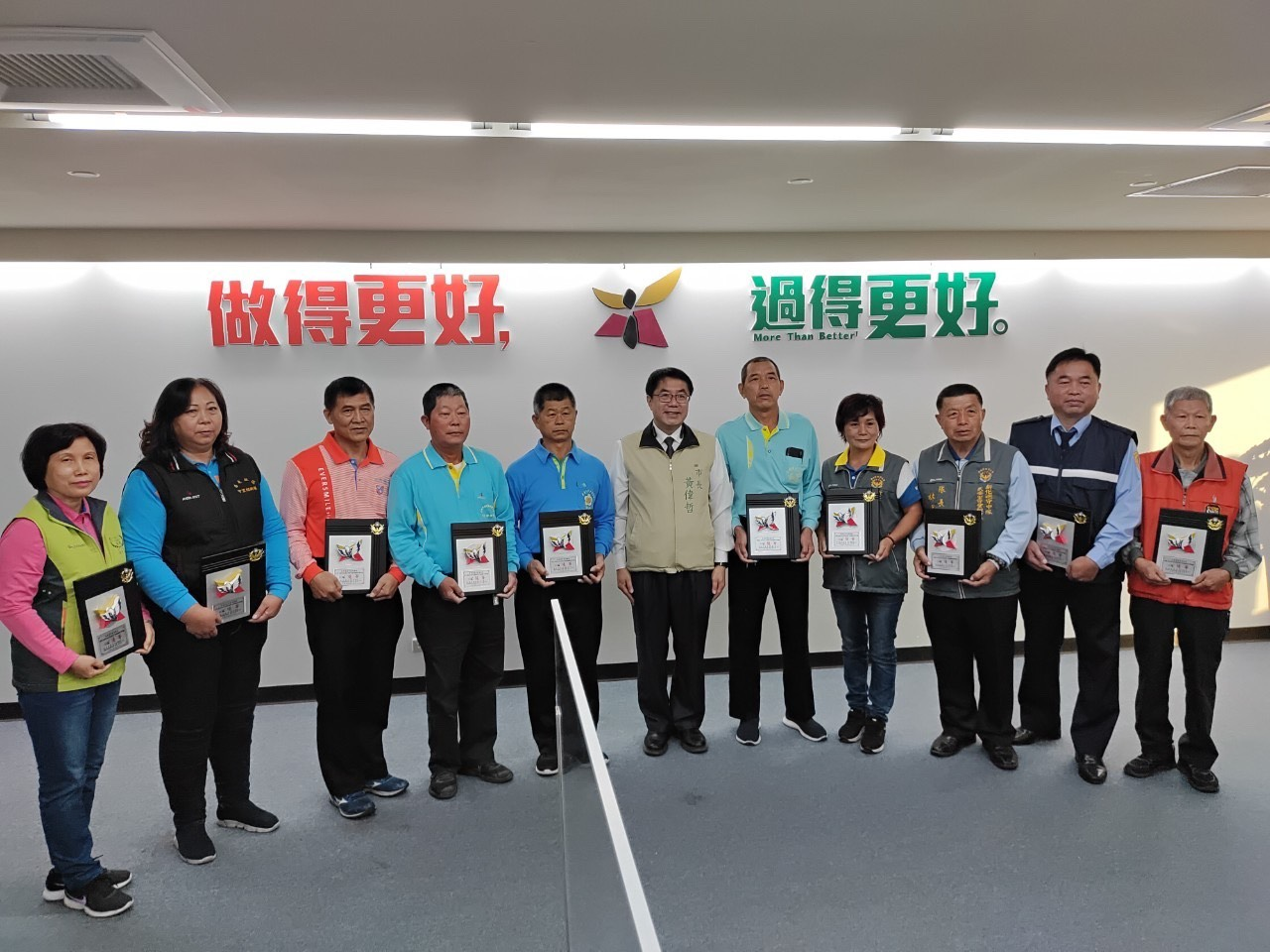 ▲市長黃偉哲頒發臺南市110年守望相助隊考核評鑑績優單位獎牌,感謝各守望相助隊在疫情之中仍堅守崗位,持續協助維護地方治安 (圖/台南市警察局 提供)