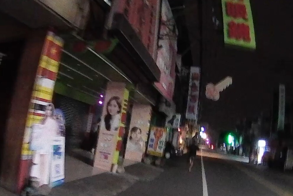 ▲張男拿出身分證虛應警方盤查,當員警用警用電腦查詢身份時,張男說了一聲「那個 不好意思」,隨即拔腿狂奔落跑,原來自己早已遭到通緝 (圖/台中霧峰分局 提供)