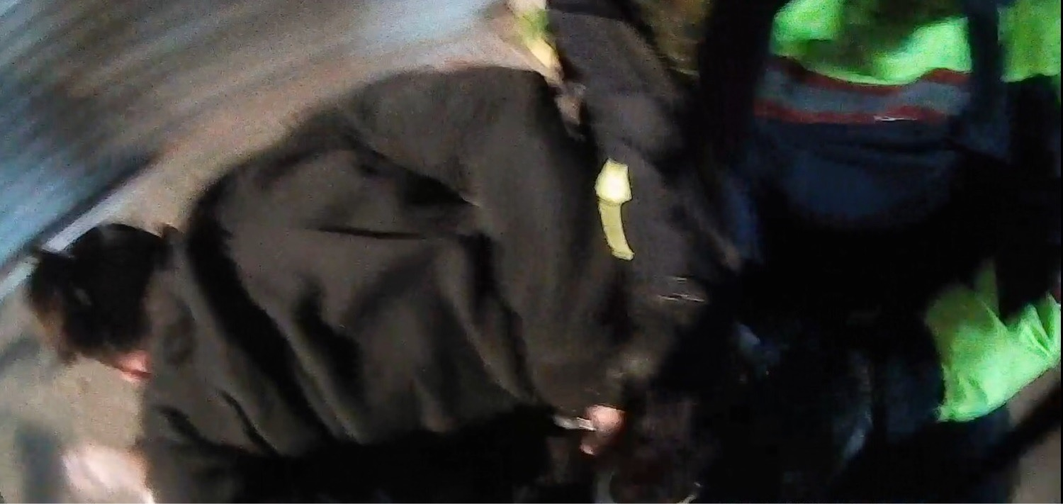 ▲員警狂追衝刺百米後,終於將張男撲倒壓制逮捕 (圖/台中霧峰分局 提供)