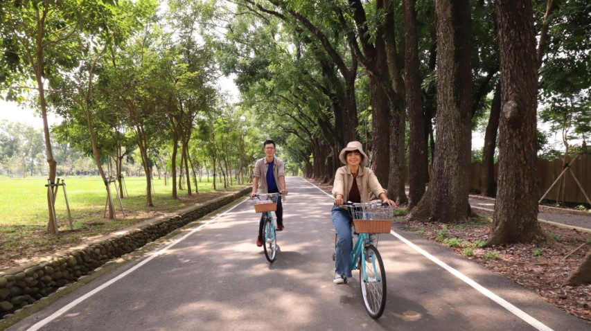 ▲新威遊客中心為「茂林─高雄山城線」認證地點,園區綠蔭十分適合自行車漫遊 (圖/交通部觀光局 提供)