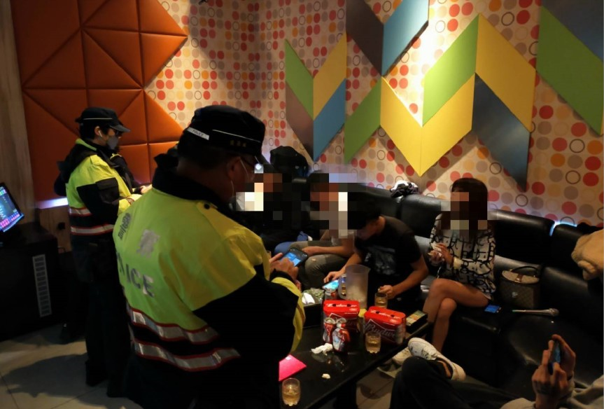▲豐原警對KTV等群眾聚集密閉空間場所重點臨檢,要求業者落實戴口罩、量額溫、消毒等防疫措施 (圖/台中豐原分局 提供)