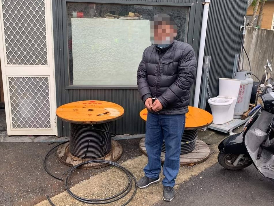 ▲竊賊大白天行竊電纜線驚動被害人,當場遭警方活逮 (圖/苗栗縣警察局 提供)