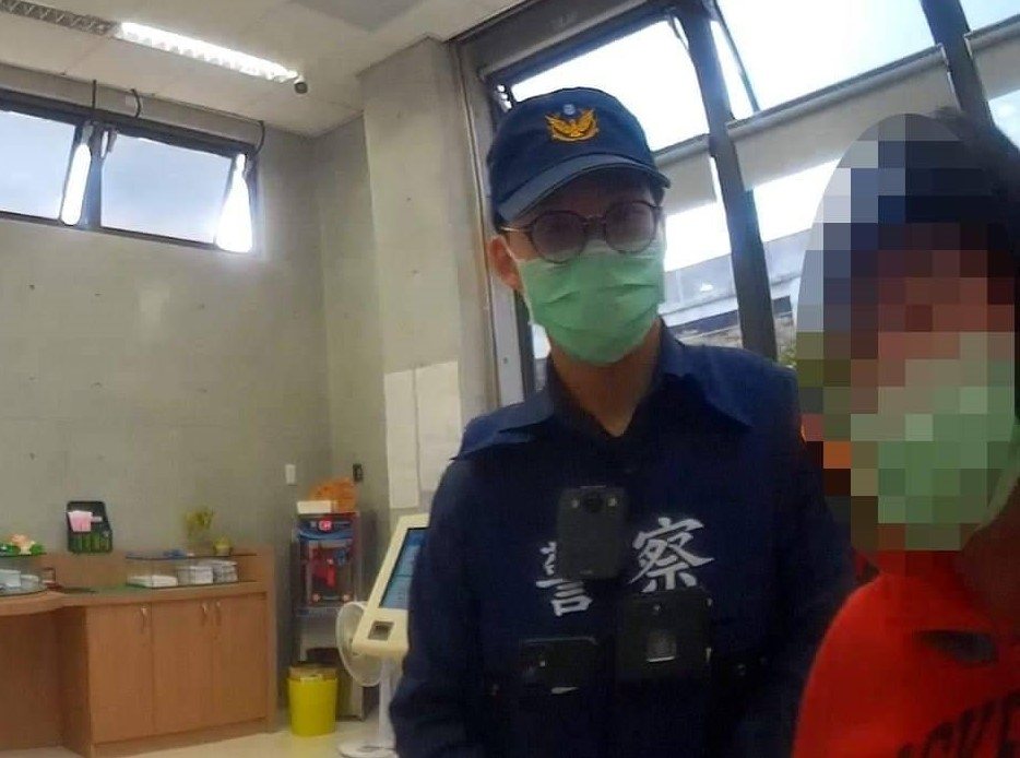 ▲員警耐心向婦人解釋寄送包裹是不需要保證金等費用,這必然是詐騙 (圖/苗栗縣警察局 提供)