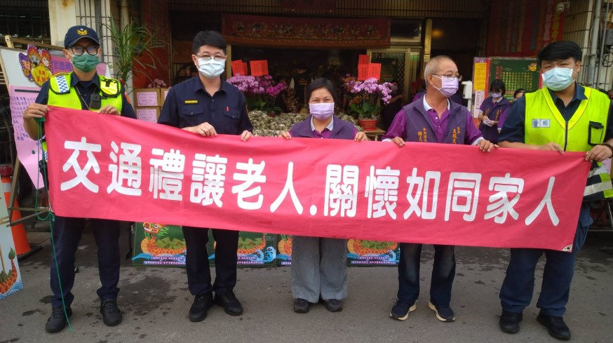 ▲豐原警分局員警也向現場民眾宣導「交通禮讓老人、關懷如同家人」 (圖/台中豐原分局 提供)