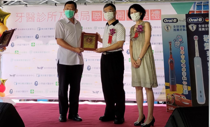 ▲分局長楊川回贈感謝牌,感謝企業的貼心贈禮 (圖/台中市警察局 提供)