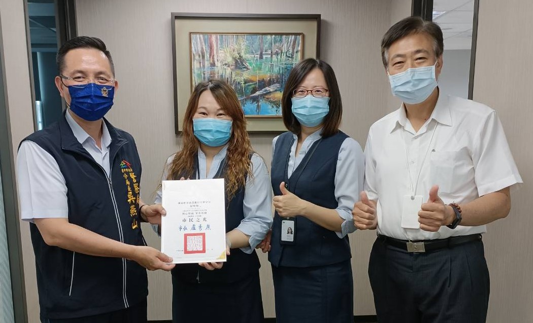 ▲大甲警分局長吳燕山頒發感謝狀及禮品,感謝行員成功阻詐 (圖/台中大甲分局 提供)