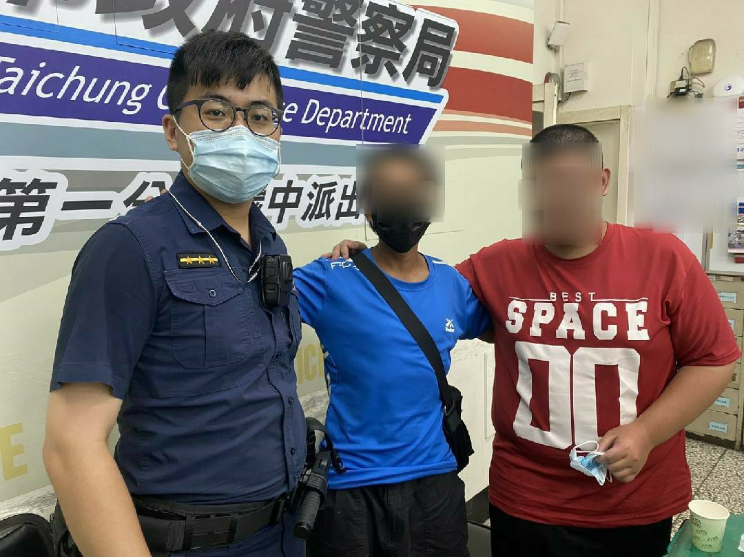 ▲警員謝佳修眼尖發現元男去年也曾迷路街頭，請水里員警幫忙聯繫上家屬到台中    (圖/台中市警察局 提供)