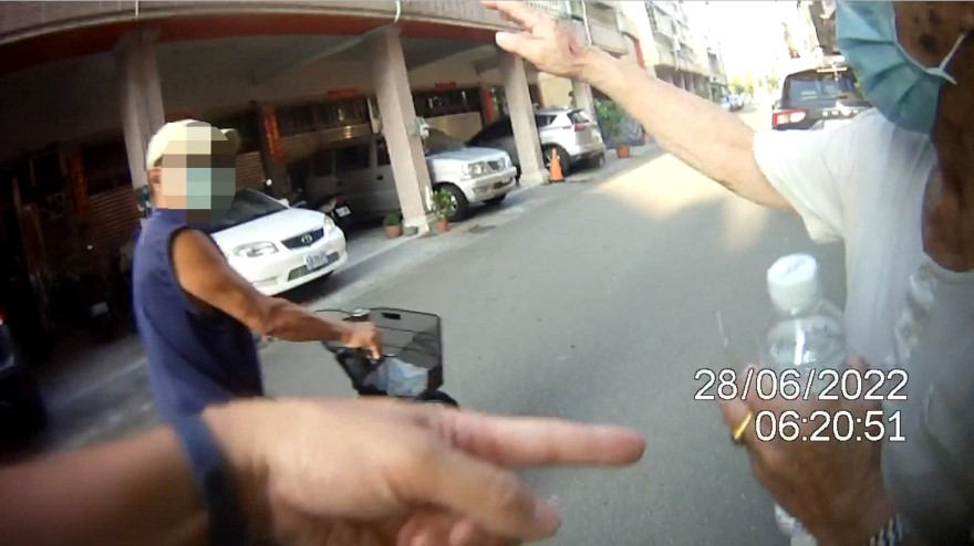 ▲路過的老厝邊暖心指出老翁的住家 (圖/台中市警察局 提供)