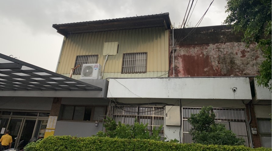 ▲鐵路苗栗站的員警宿舍是老舊鐵皮屋建築,下雨時內部比外面還吵 (圖/投書退休員警 提供)