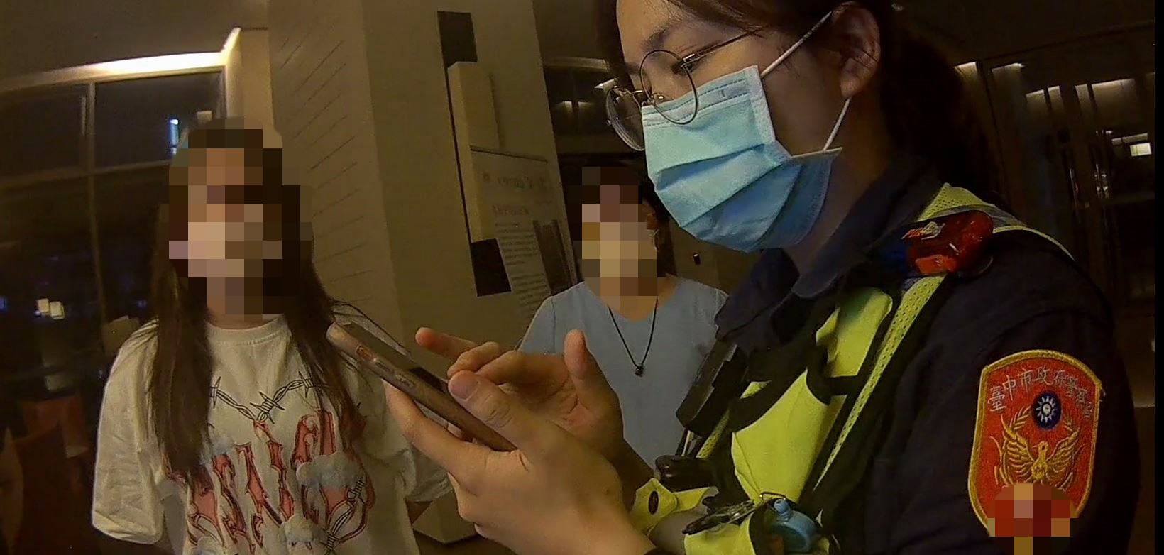 ▲警員於案發地詢問蘇女當日停放機車情況 (圖/台中市警察局 提供)