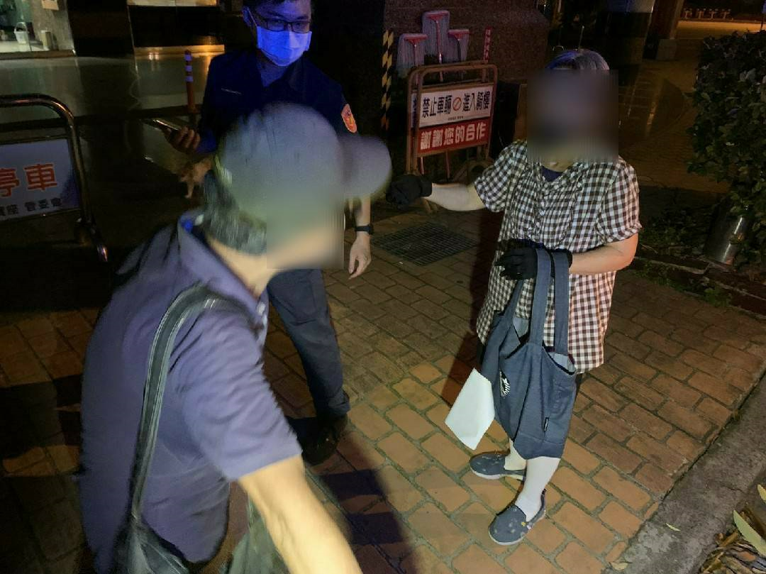 ▲員警載著丟失包包的李婦沿途找尋,巧遇撿到包的民眾,包包失而復得 (圖/台中市警察局 提供)