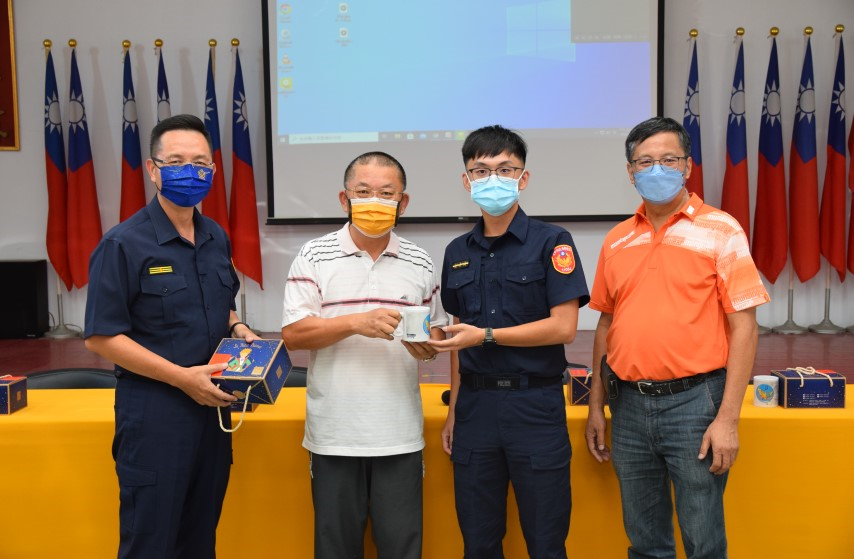 ▲警察父子檔-行政組警務員謝慶家爸爸(左二)與大甲所警員謝瑋哲兒子 (右二) (圖/台中大甲分局 提供)