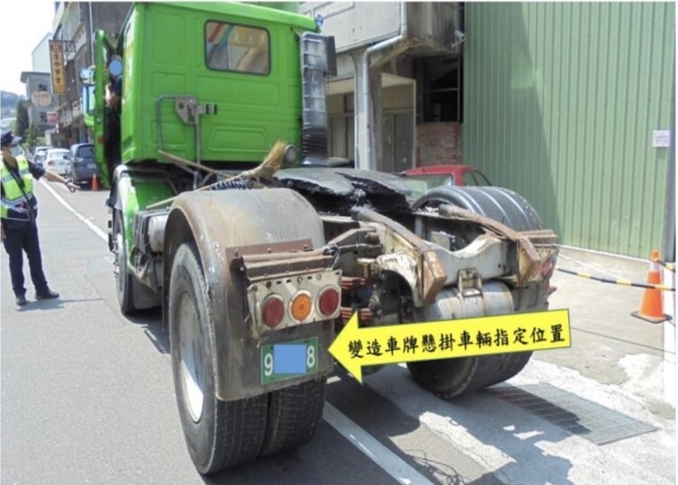 ▲警方巡邏時,發現1部貨運曳引車懸掛的車牌異常 (圖/苗栗縣警察局 提供)