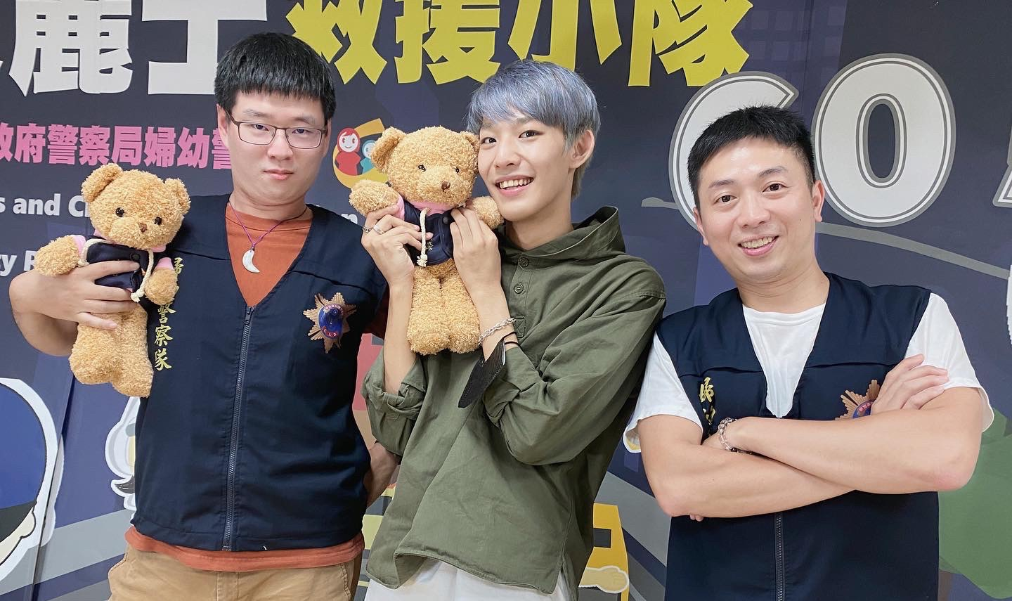 圖:北市警婦幼隊員警與原子少年林煥鈞宣導打工求職安全防範觀念。