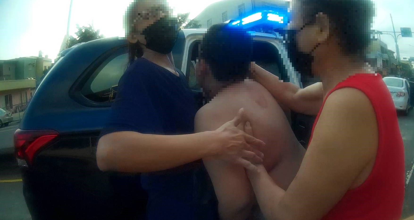 ▲員警讓受傷孩童及阿嬤坐上警車,一路鳴笛閃燈3分鐘送至醫院 (圖/台中霧峰分局 提供)