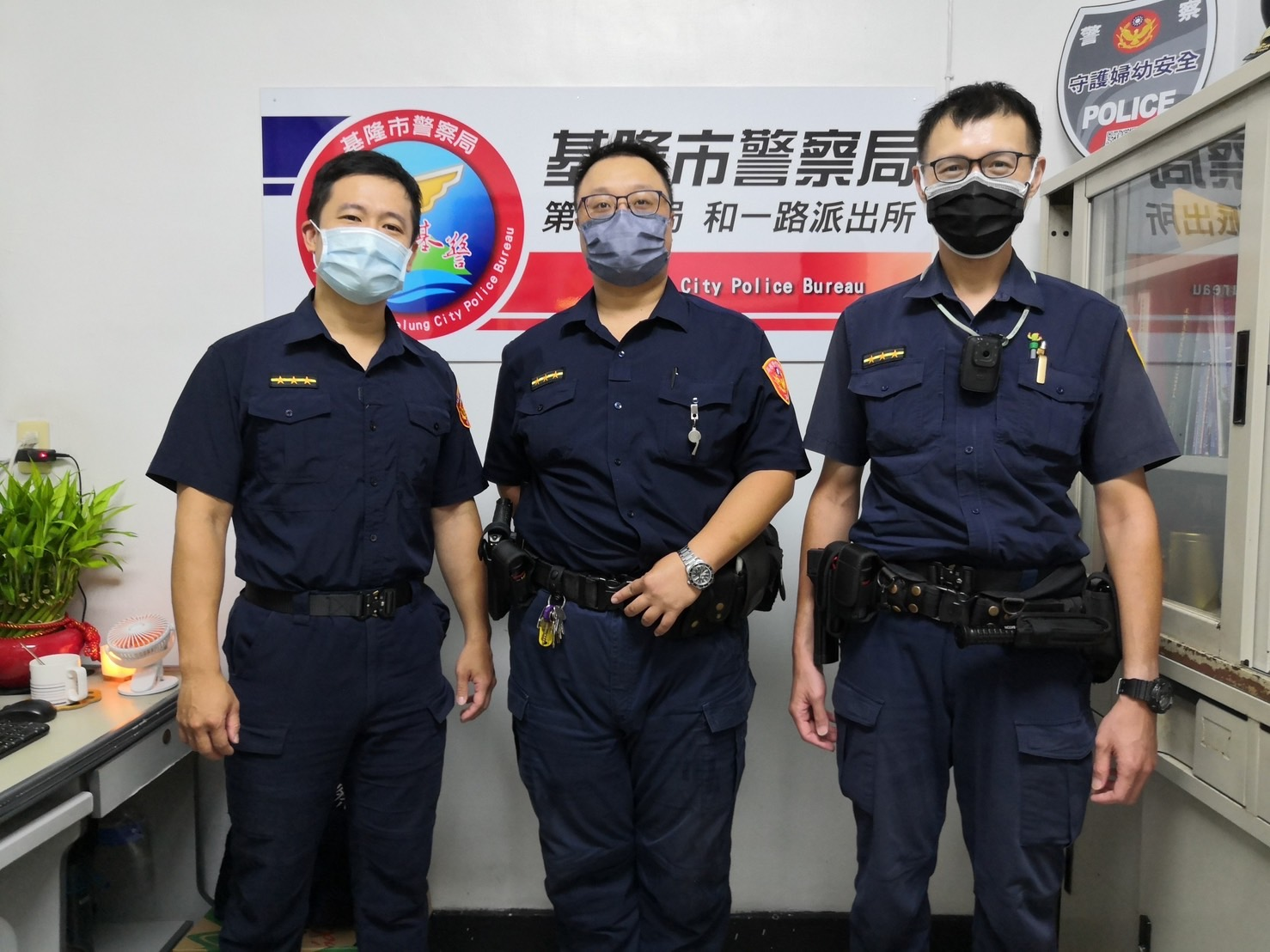 圖:少年貪玩離家失聯,和一路派出所警員鄭旭翔(左),警員潘禹叡(中),警員林星辰(右)護助返家。