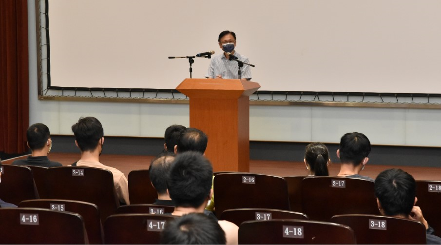 ▲中警局副局長鄧學鑫勉勵新進同仁勇於接受挑戰,全力以赴以保障市民的生命財產安全 (圖/台中市警察局 提供)