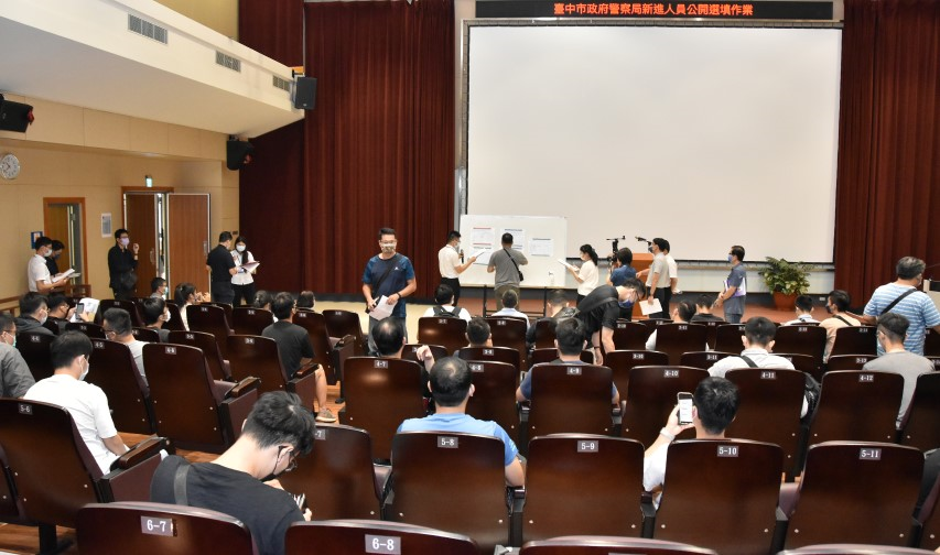 ▲中警局新進同仁分發作業均以警政署核調順序公開選填服務單位,以落實人事作業公開、公正原則 (圖/台中市警察局 提供)