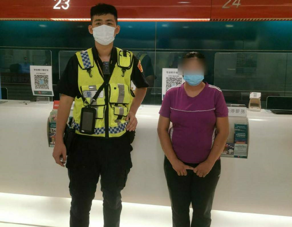 ▲在員警仔細分析後,賴女才驚覺遭到詐騙,直向行員和員警道謝 (圖/台中市警察局 提供)