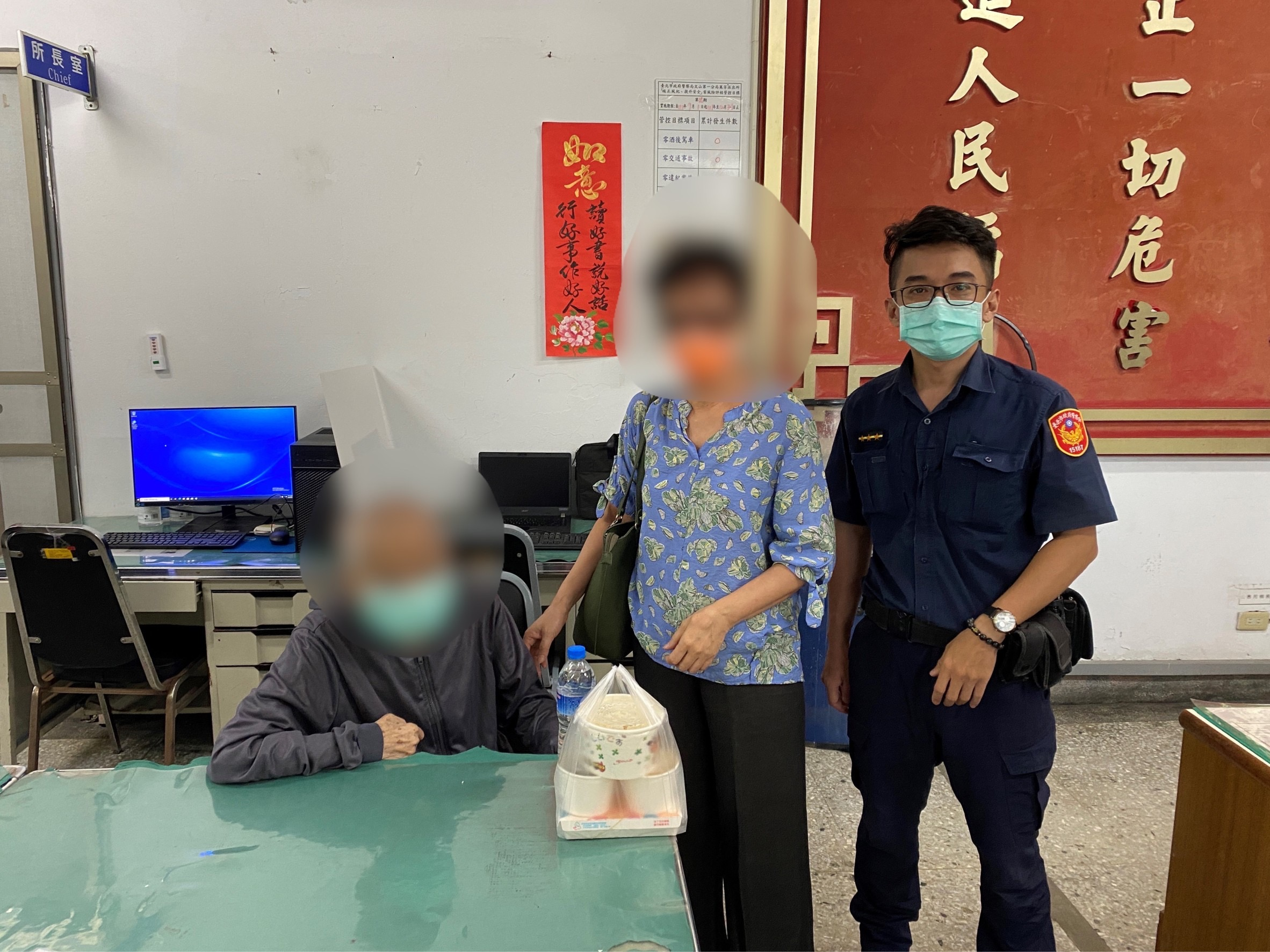 圖:警員黃建源帶老翁返回派出所休息並通知家屬