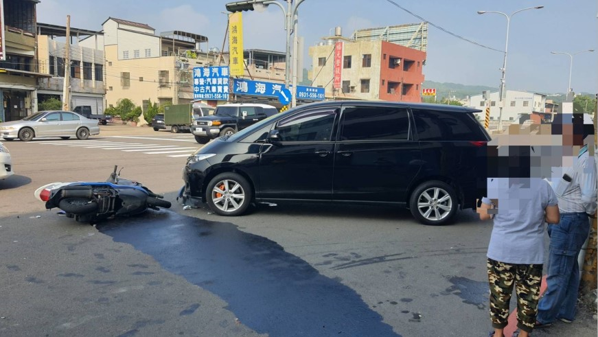 ▲范姓男子騎乘機車紅燈右轉，撞上綠燈起步的自小客車 (圖/苗栗縣警察局 提供)