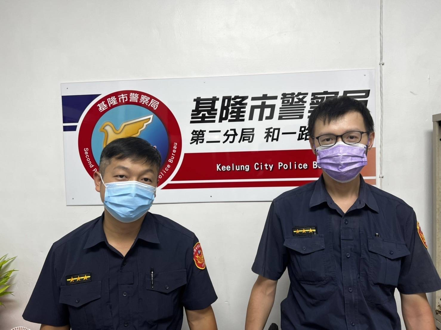 圖:盧姓男子昏睡巷口,警員許文明(左)、警員林星辰(右)溫馨叫醒男。