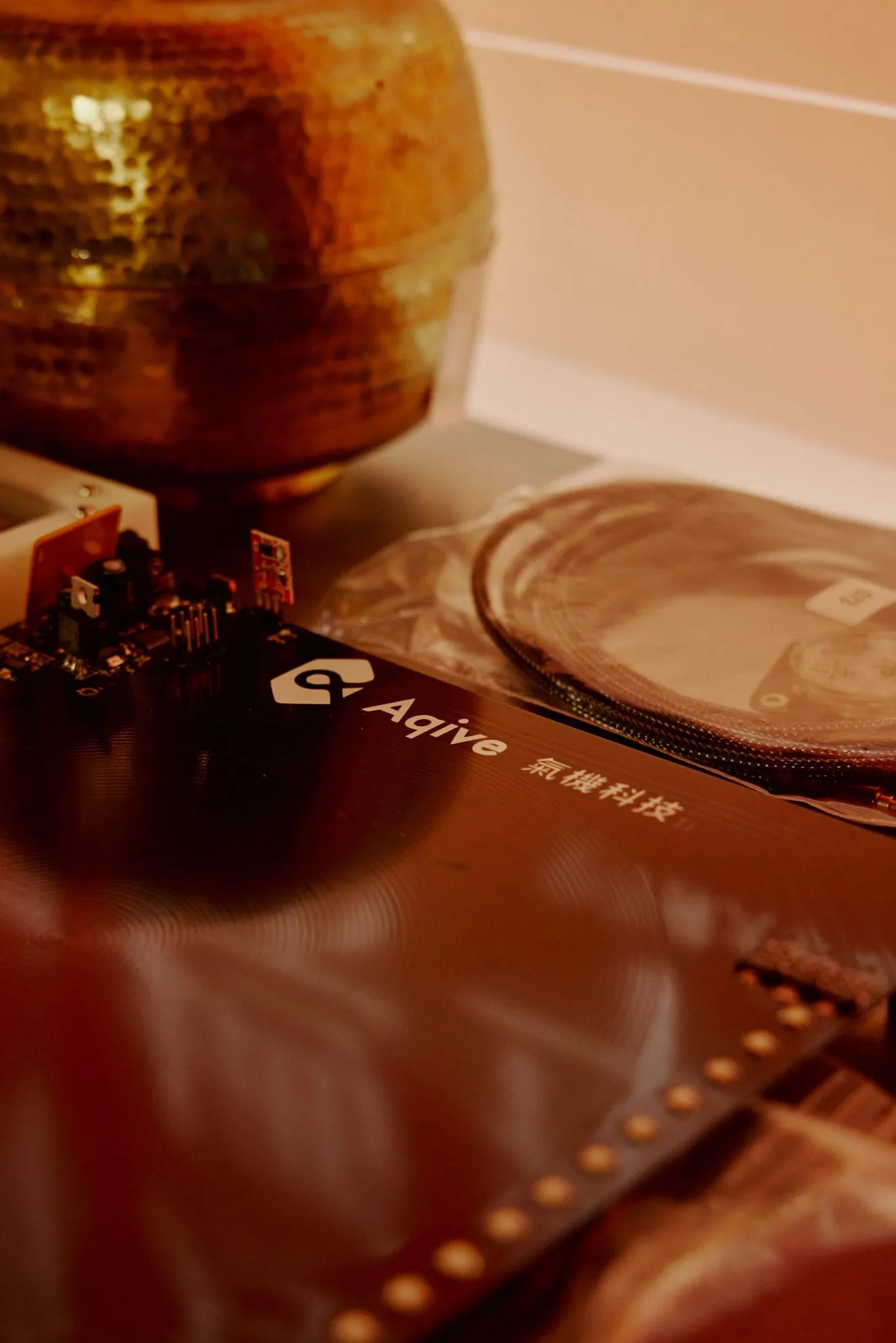 ▲ 為降低手工繞製帶來的差異，團隊將線圈設計導入 PCB 版型與規格化製程，讓尺寸與線路條件更容易被固定、複製與比較。