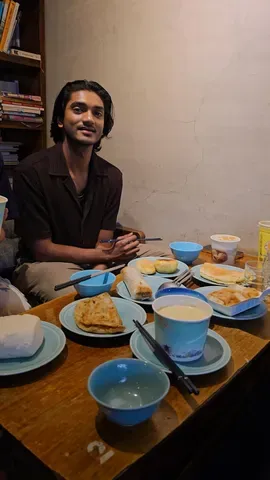 南達古博爾於特有種商行享用台式早餐鹹豆漿與飯糰(特有種影藝提供)
