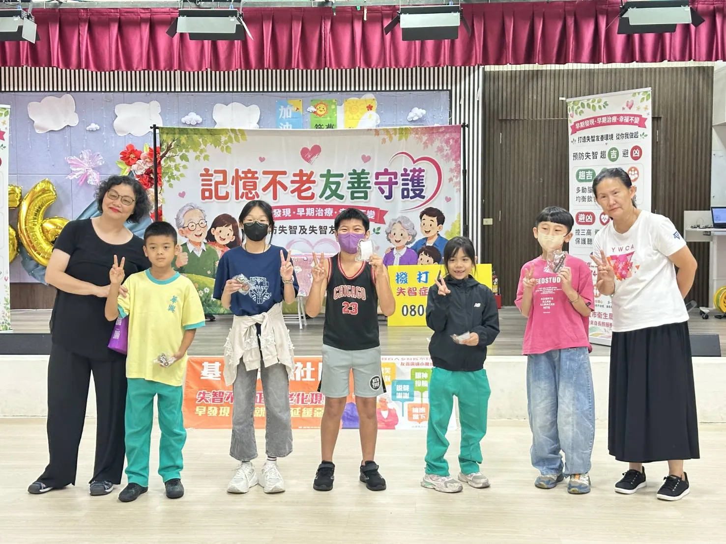 基隆YWCA與參與互動的學童合影